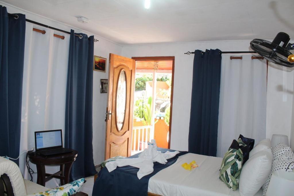 My Corner Guest House Victoria Exterior photo